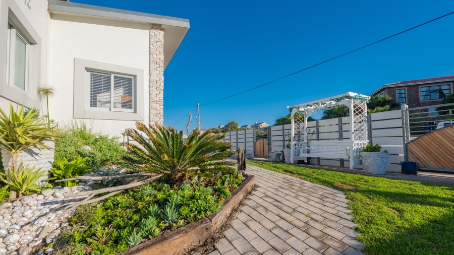 6 Bedroom Property for Sale in Struisbaai Western Cape